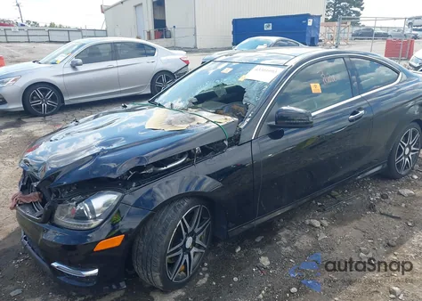 2013 Mercedes-Benz C 350 Sport 4Matic z USA, uszkodzony, nr VIN WDDGJ8JB6DG055775